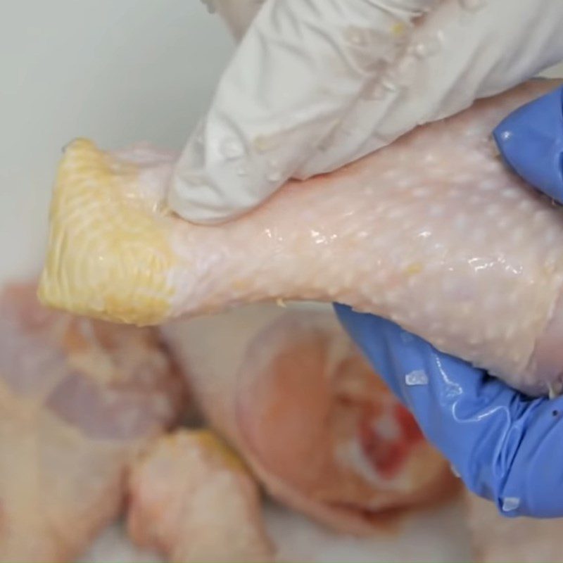 Step 1 Prepare the chicken thighs Fried chicken thighs with fish sauce