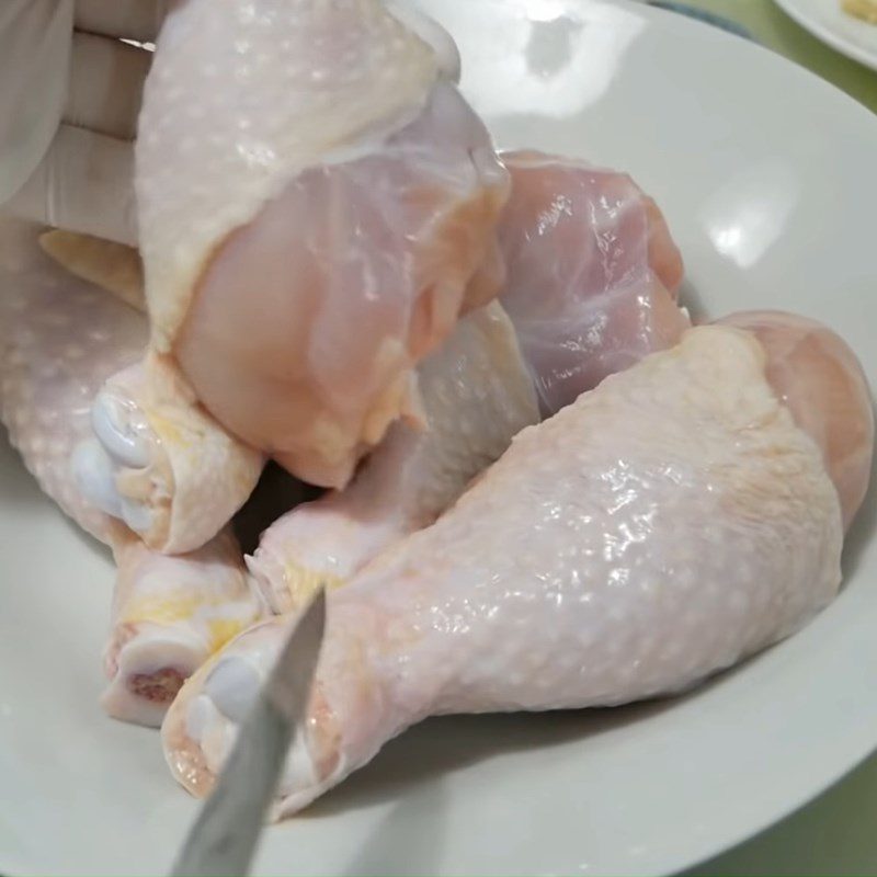 Step 1 Prepare the chicken thighs Fried chicken thighs with fish sauce