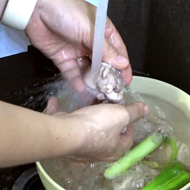 Step 3 Prepare the pig tail for Lotus root soup with pig tail