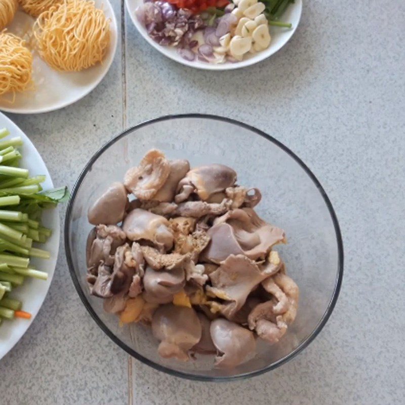 Step 1 Prepare chicken intestines Stir-fried chicken intestines noodles