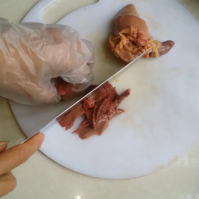 Step 1 Prepare chicken intestines and ingredients Stir-fried chicken intestines with sour mustard greens