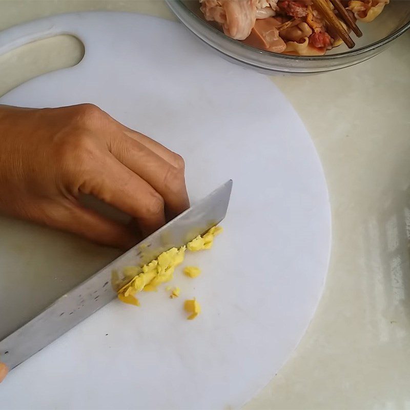 Step 1 Prepare chicken intestines and ingredients Stir-fried chicken intestines with sour mustard greens