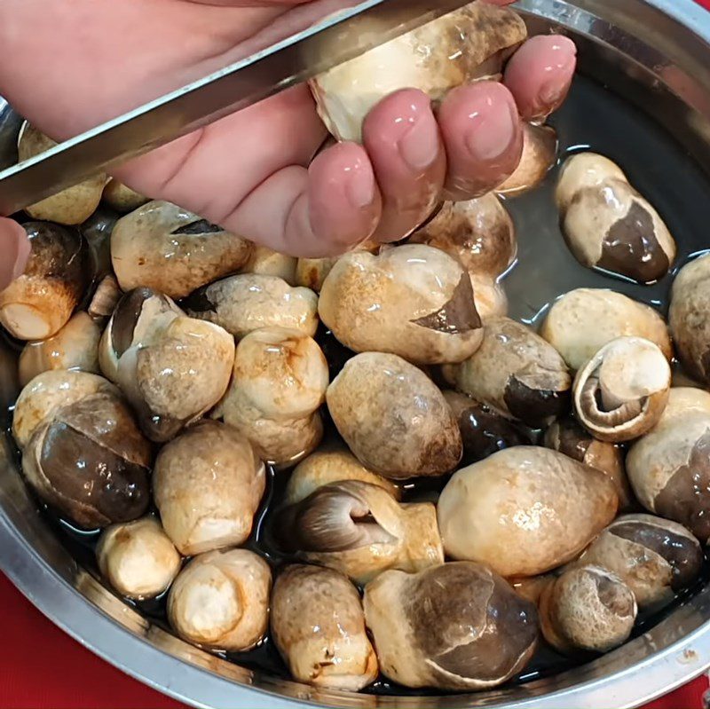 Step 1 Prepare the straw mushrooms Stir-fried straw mushroom with loofah