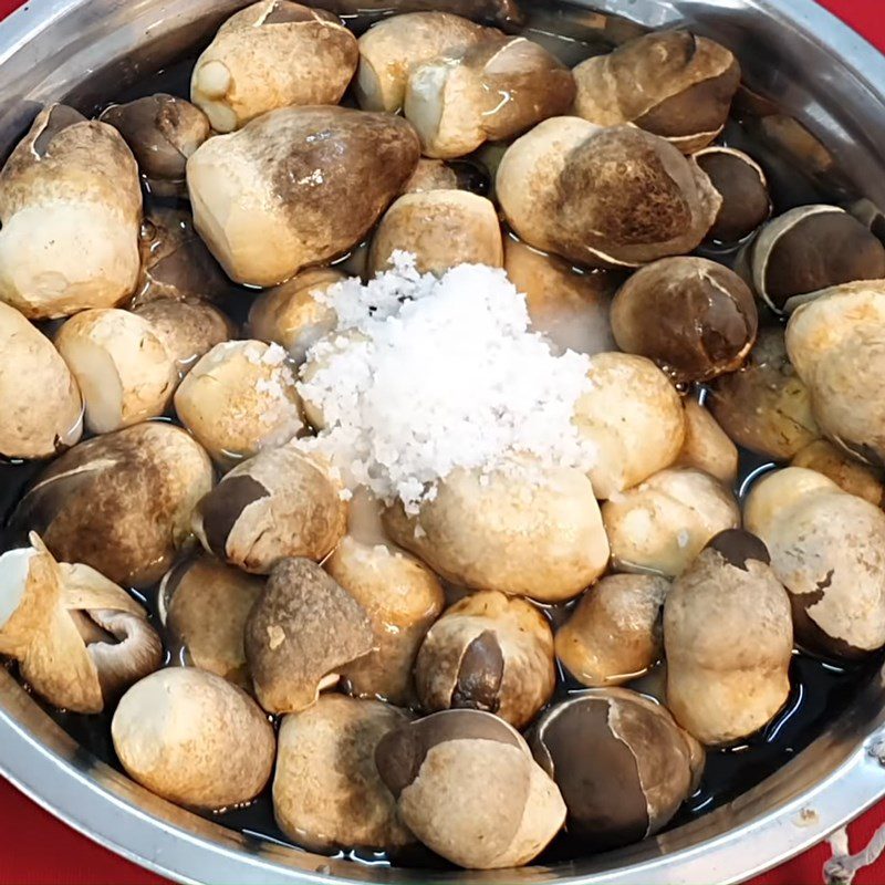 Step 1 Prepare the straw mushrooms Stir-fried straw mushroom with loofah