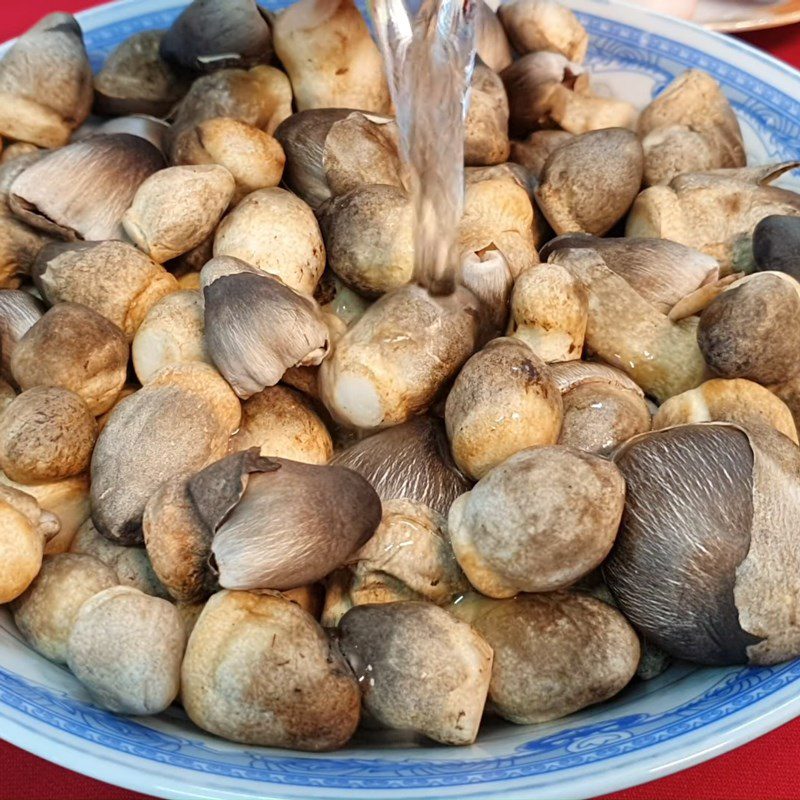 Step 1 Prepare the straw mushrooms Sweet and sour stir-fried straw mushrooms