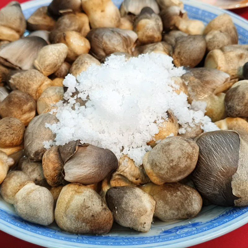 Step 1 Prepare the straw mushrooms Sweet and sour stir-fried straw mushrooms