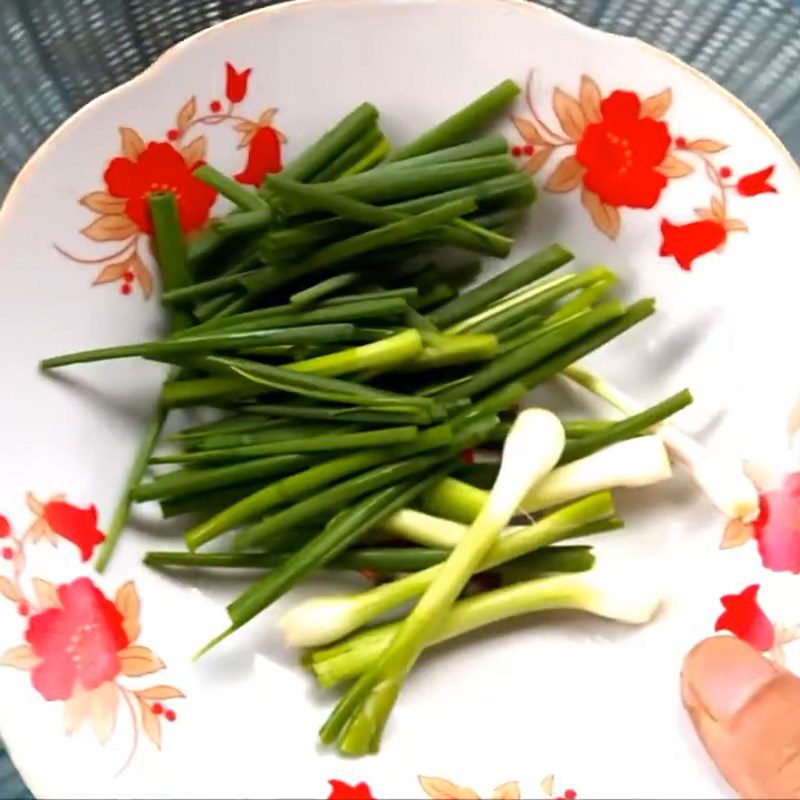 Step 1 Prepare straw mushrooms and long beans Stir-fried straw mushrooms with long beans