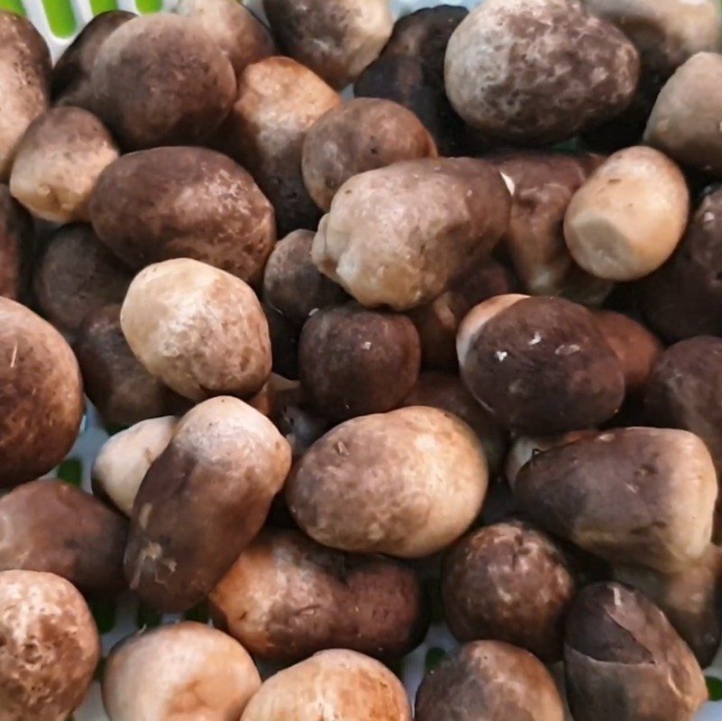 Step 1 Prepare the straw mushrooms Stir-fried Straw Mushrooms with Pineapple