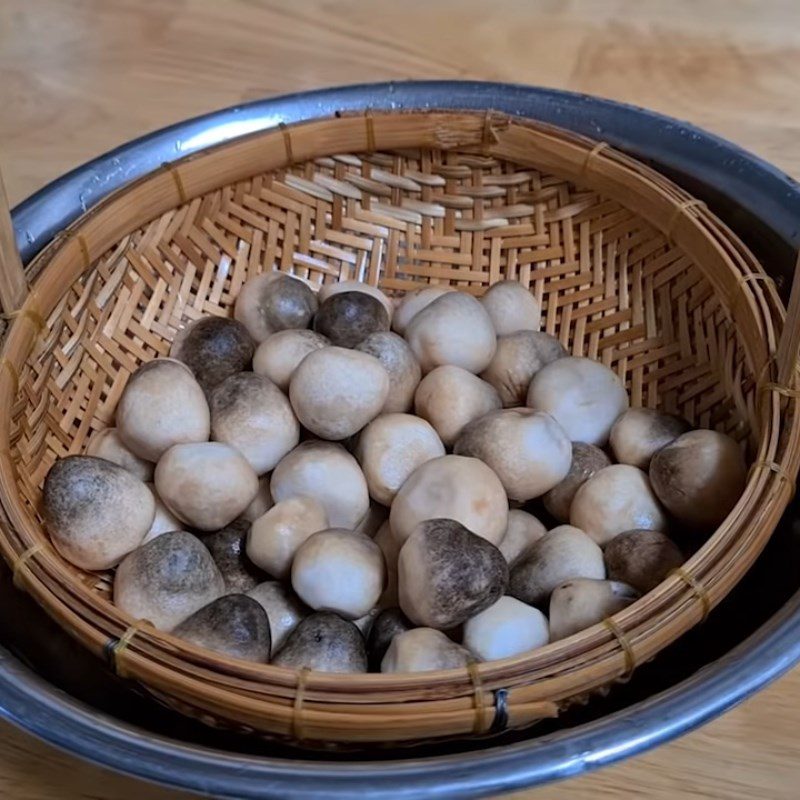 Step 1 Prepare the mushrooms and other ingredients Straw mushrooms cooked with pepper