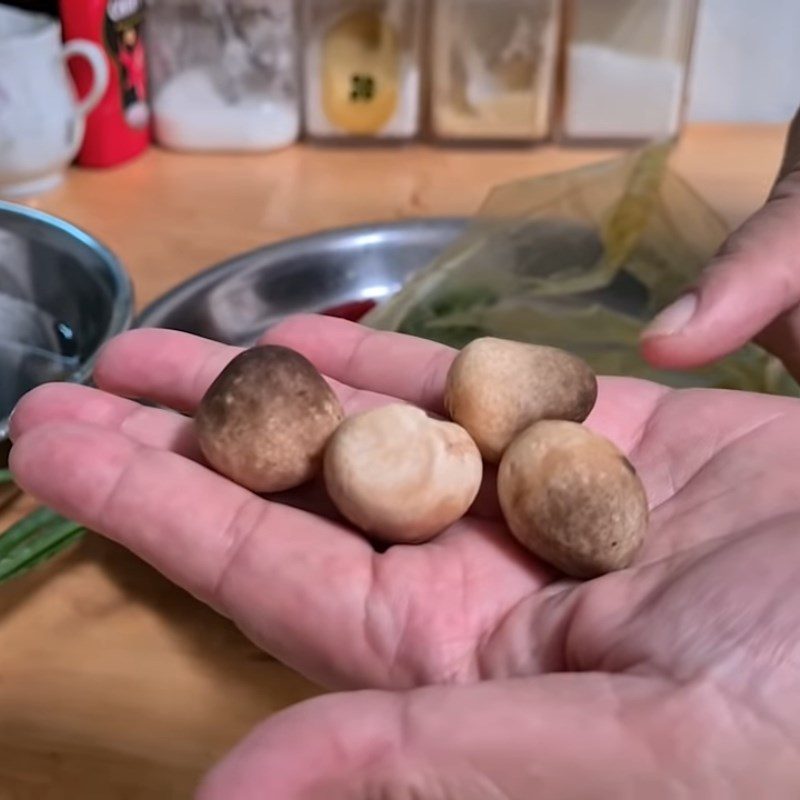 Step 1 Prepare mushrooms and other ingredients Braised Straw Mushrooms with Pepper