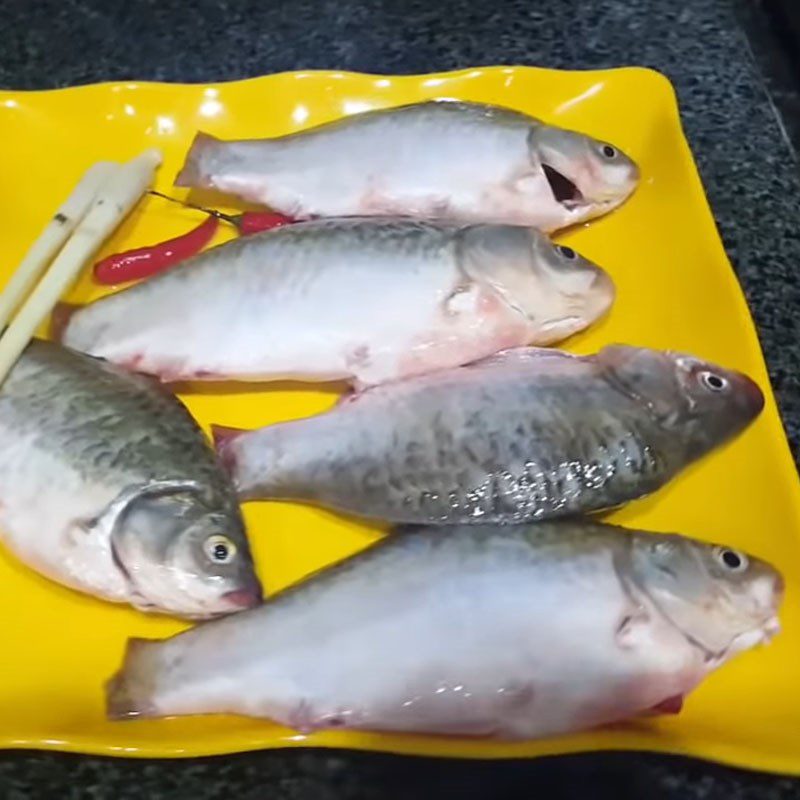 Step 1 Prepare ingredients for braised carp