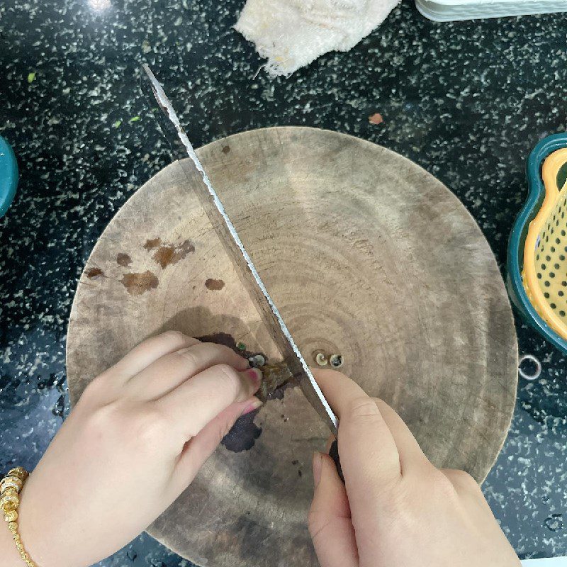 Step 1 Preparing the snails Stir-fried Snails with Coconut