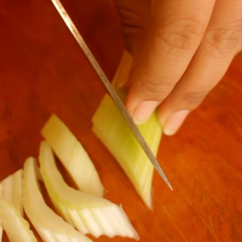 Step 1 Prepare the vegetables for Stir-fried Jellyfish with Celery and Beef