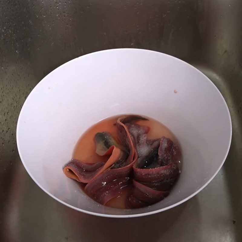 Step 1 Prepare eel meat Stir-fried eel with wild betel leaves