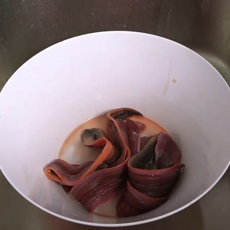 Step 1 Prepare eel meat Stir-fried eel with wild betel leaves