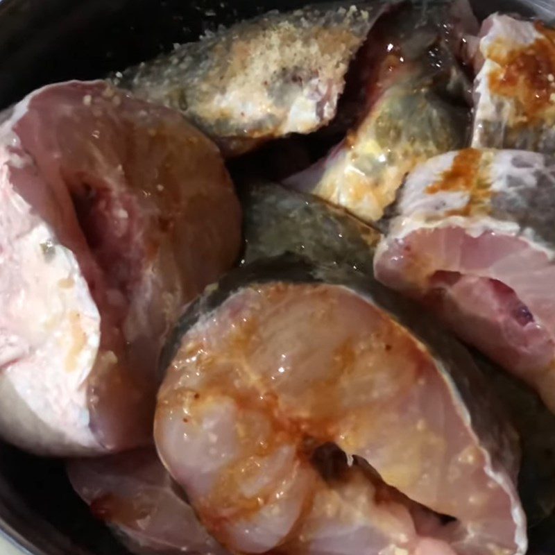 Step 2 Prepare and marinate the snakehead fish for Snakehead fish (snakehead) braised with galangal