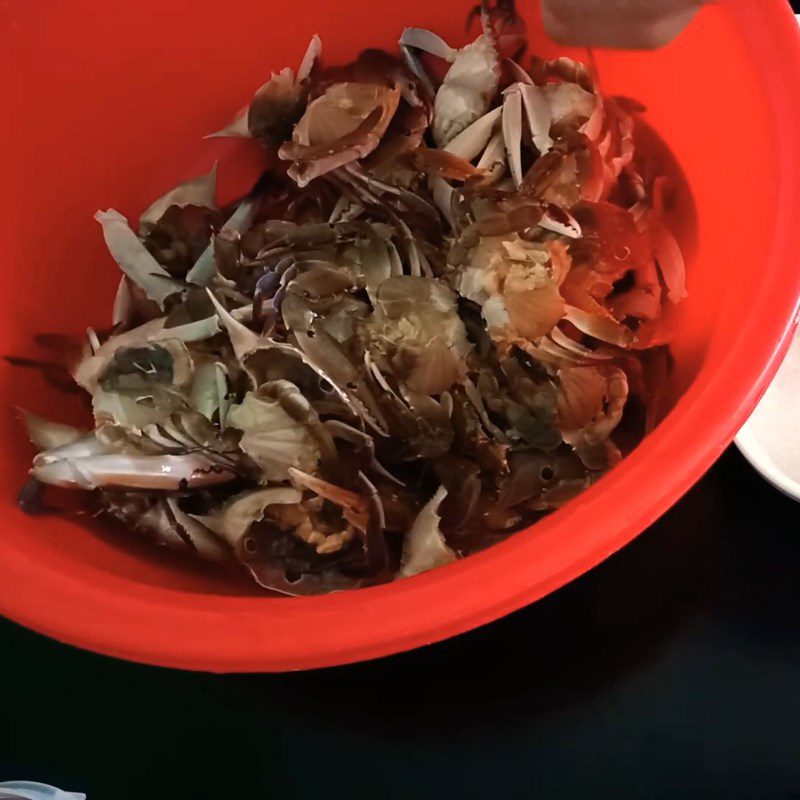 Step 1 Prepare and marinate the crab Garlic Fried Crab