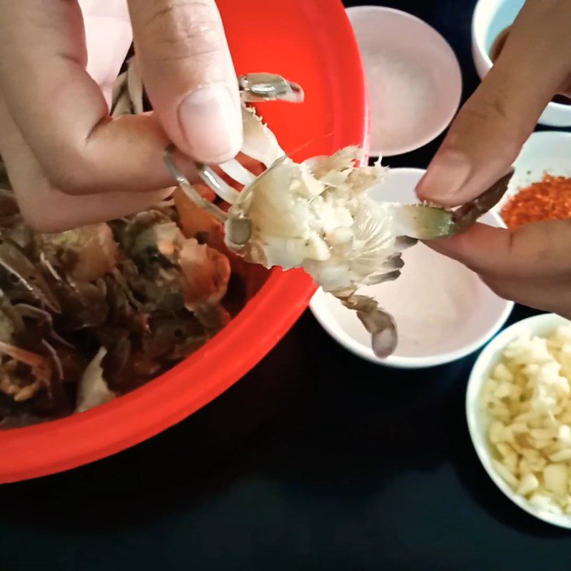 Step 1 Prepare and marinate the crab Garlic Fried Crab