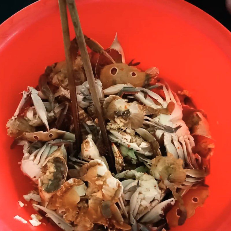 Step 1 Prepare and marinate the crab Garlic Fried Crab