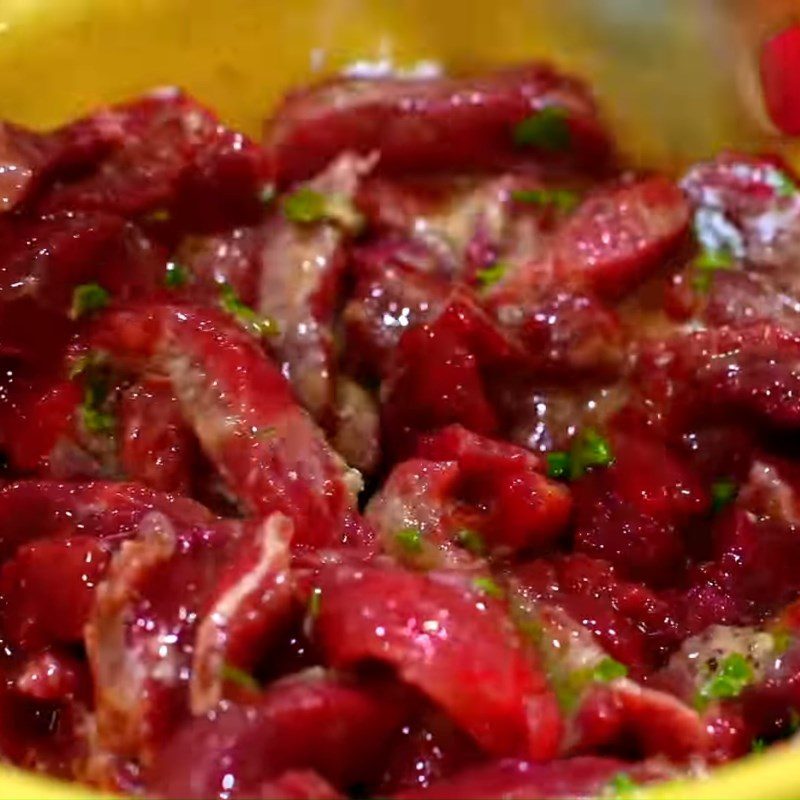 Step 1 Prepare and marinate the beef Stir-fried Beef Noodles with Broccoli