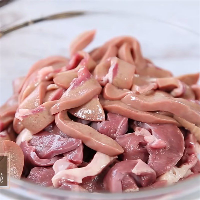 Step 1 Prepare and marinate pork heart and kidneys for Stir-fried Noodles