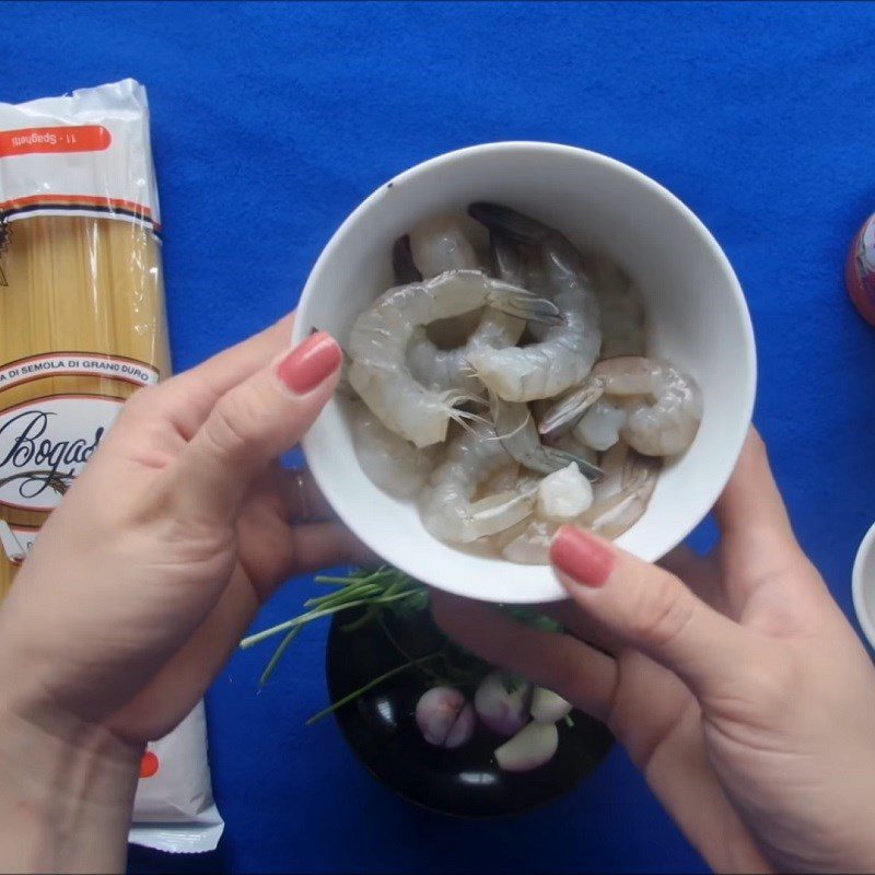 Step 1 Prepare and Marinate Shrimp for Thai-style Fried Noodles