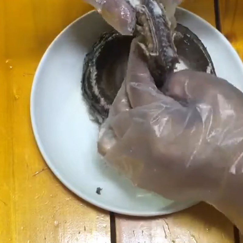 Step 3 Separate the meat and stir-fry the eel Eel porridge with carrot