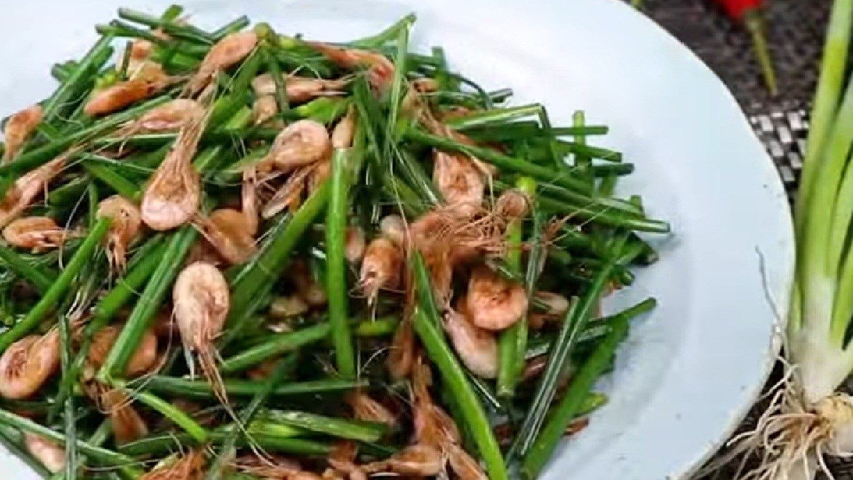 Stir-fried shrimp with chives