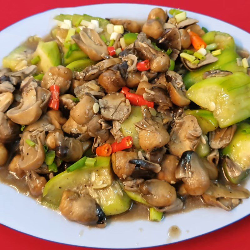 Step 5 Finished product of stir-fried straw mushrooms with gourd