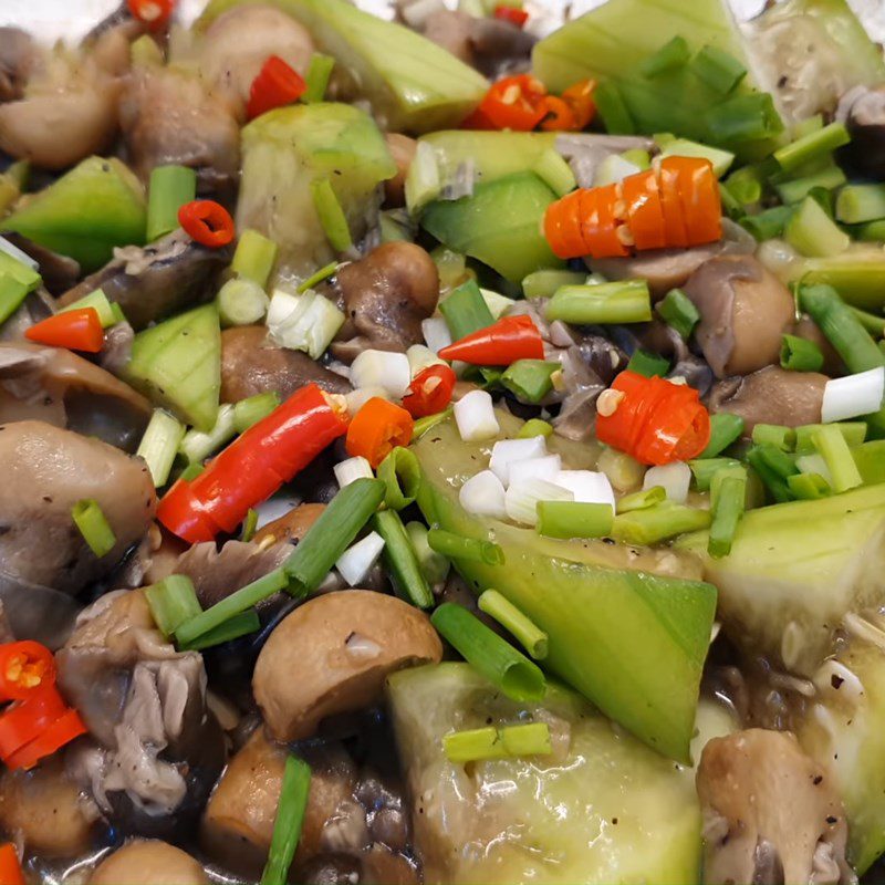 Step 5 Finished product of stir-fried straw mushrooms with gourd