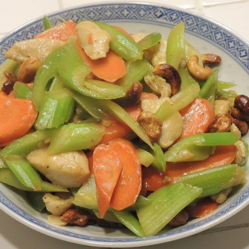 Step 5 Final dish Stir-fried chicken breast with celery and cashew nuts