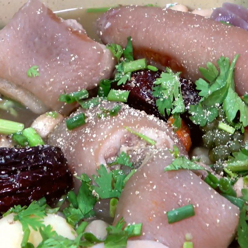 Step 5 Finished product of Lotus root soup with pig tail