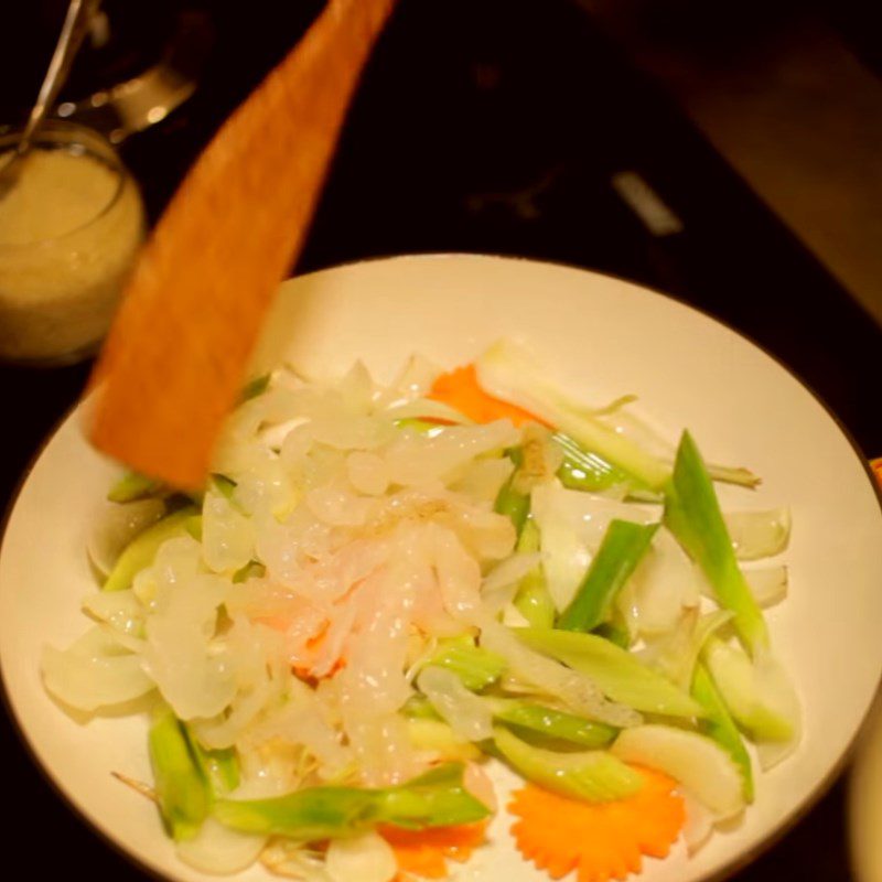 Step 5 Stir-fried jellyfish and vegetables Stir-fried jellyfish with celery and beef