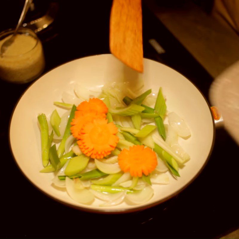 Step 5 Stir-fried jellyfish and vegetables Stir-fried jellyfish with celery and beef