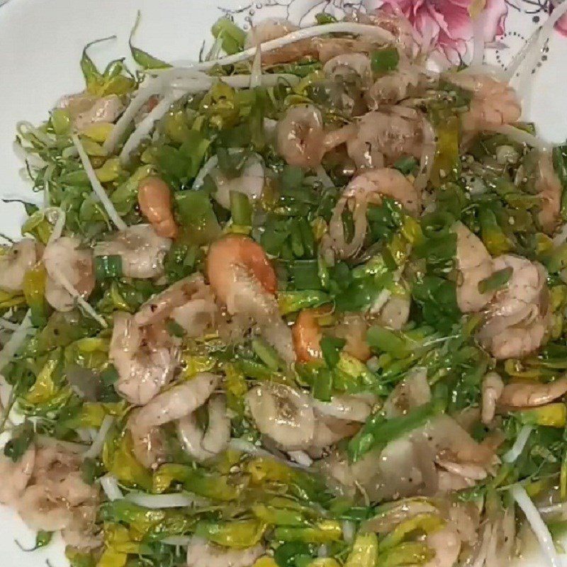 Step 5 Final product Stir-fried shrimp with water lily flowers