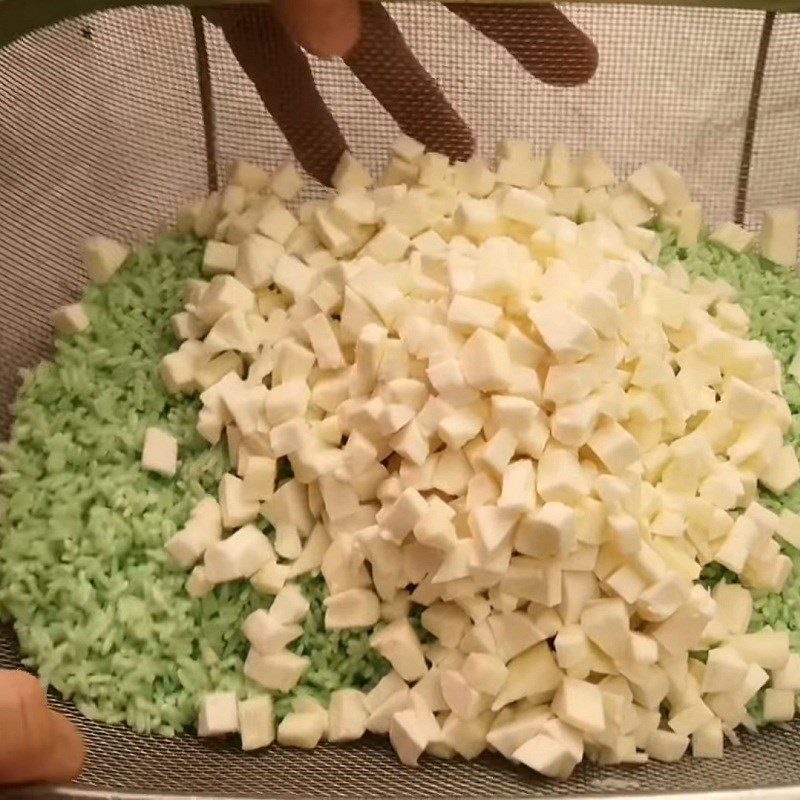 Step 3 Mixing the dough for cassava cake with taro filling