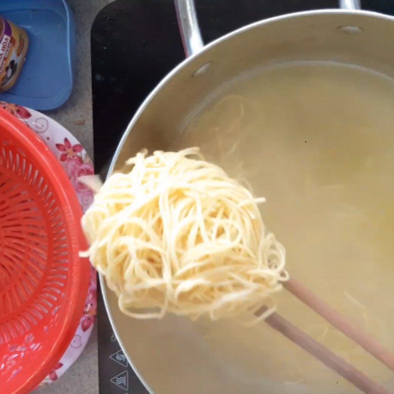 Step 4 Blanch the noodles Chicken intestine stir-fry