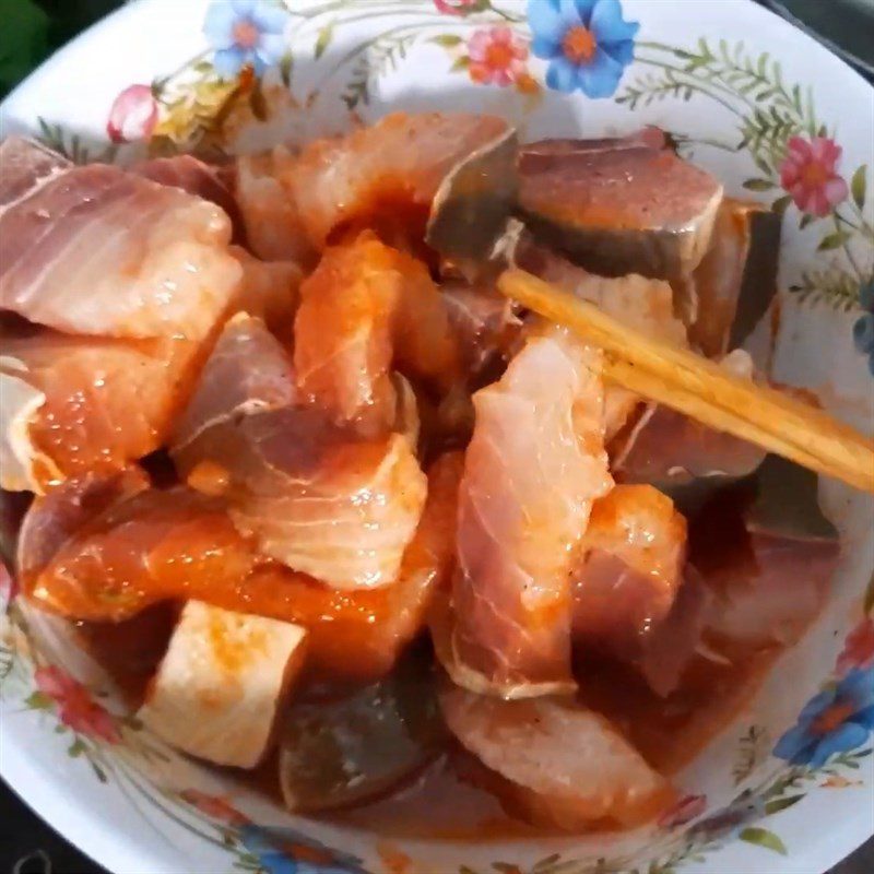 Step 3 Marinating stingray Stir-fried stingray