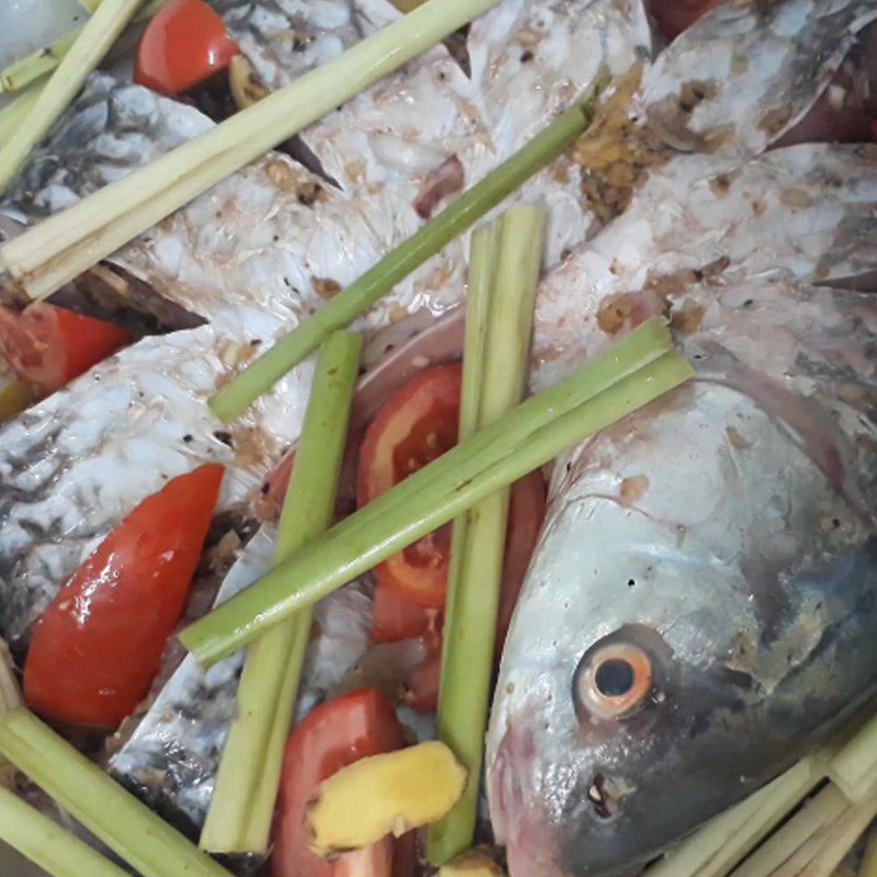 Step 3 Marinate the fish and arrange the ingredients for beer-steamed fish