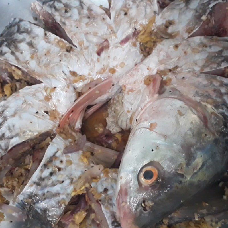 Step 3 Marinate the fish and arrange the ingredients for beer-steamed fish