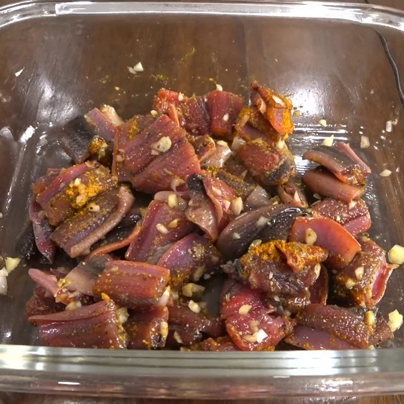 Step 2 Marinate the eel Eel stir-fried with wild betel leaves