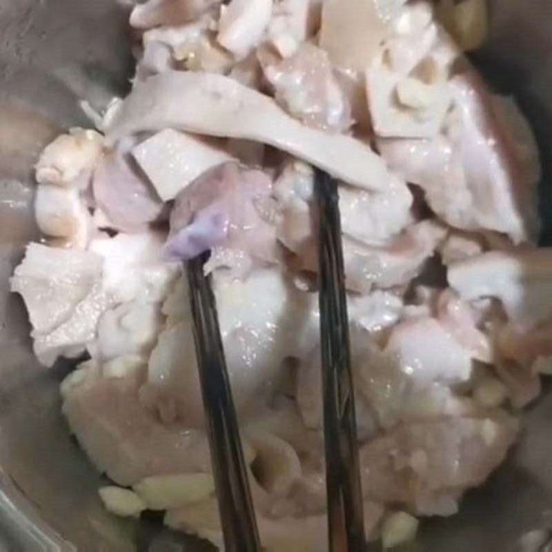 Step 2 Marinate the pork nerve Stir-fried Pork Nerve with Onion and Garlic