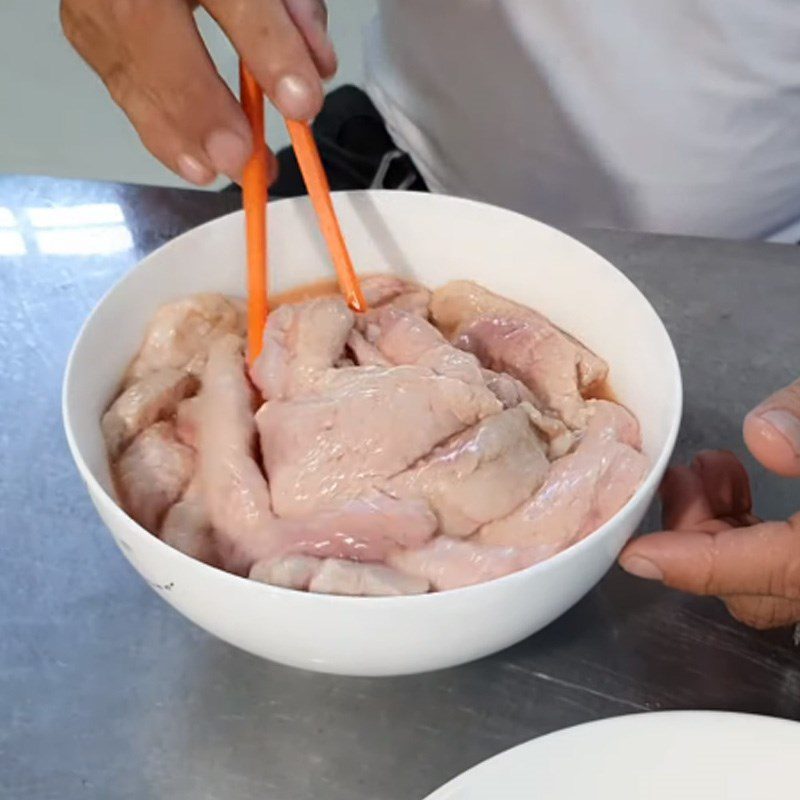 Step 2 Marinate the pig's diaphragm Crispy pig's diaphragm