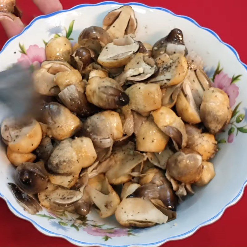 Step 3 Marinate straw mushrooms Straw mushrooms stir-fried with gourd