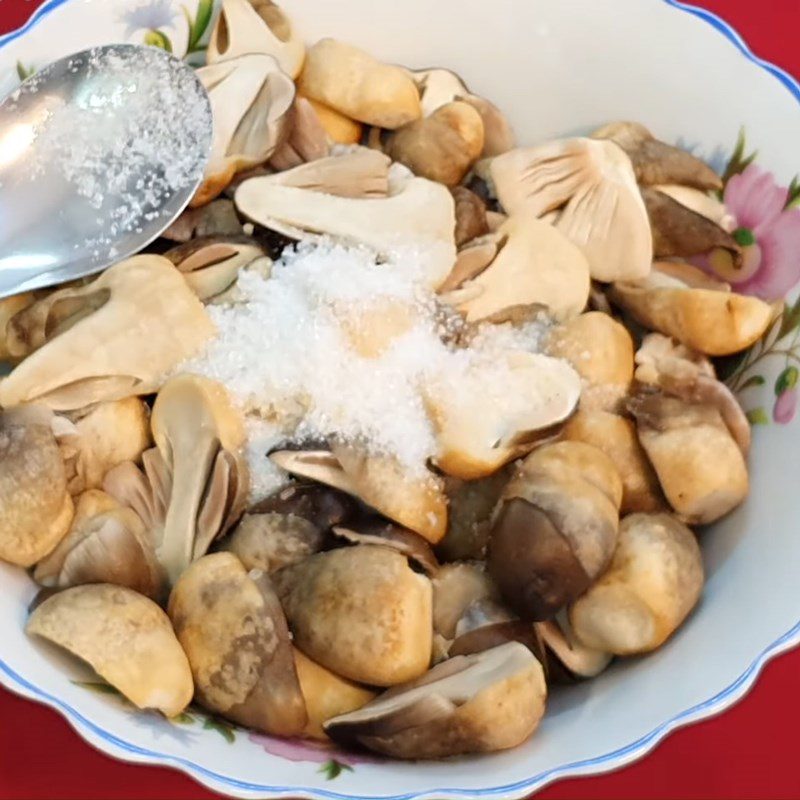 Step 3 Marinate the straw mushrooms Stir-fried straw mushrooms with gourd