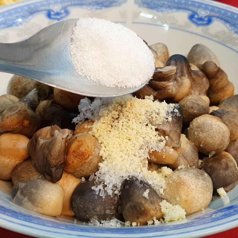 Step 3 Marinate straw mushrooms Sweet and sour stir-fried straw mushrooms