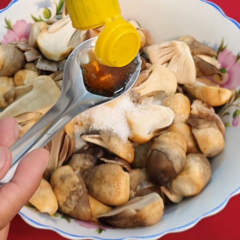 Step 3 Marinate the straw mushrooms Stir-fried straw mushrooms with gourd