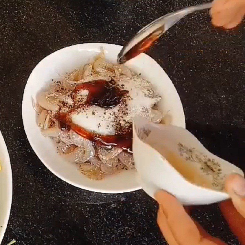 Step 2 Marinate the shrimp for Stir-fried Shrimp with Water Lily Flowers