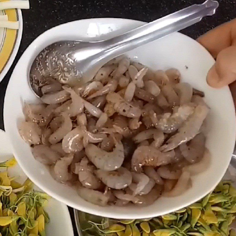 Step 2 Marinate the shrimp for Stir-fried Shrimp with Water Lily Flowers