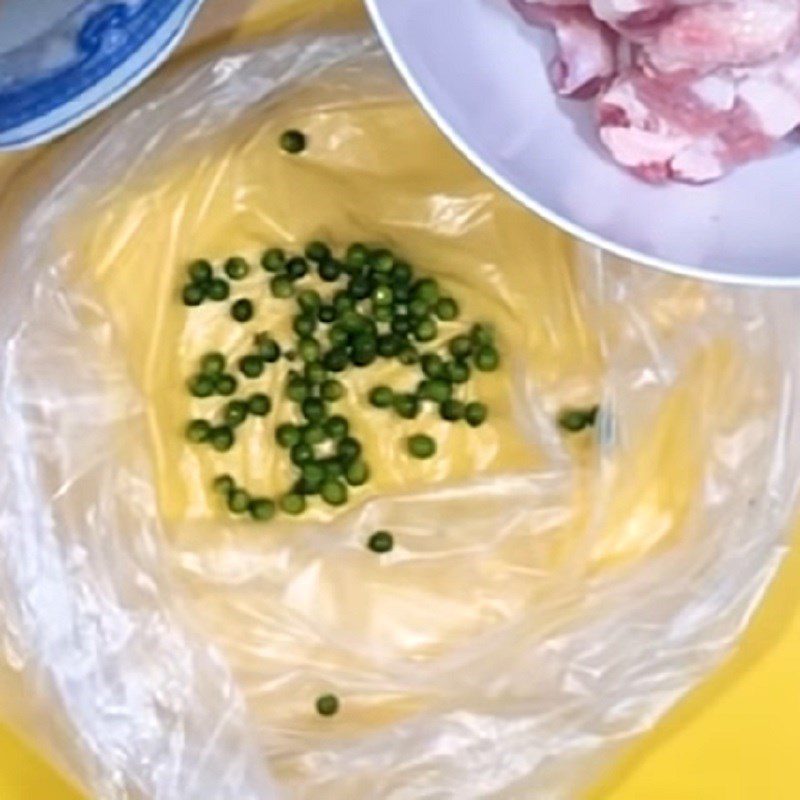 Step 2 Marinate the meat Green pepper stewed meat